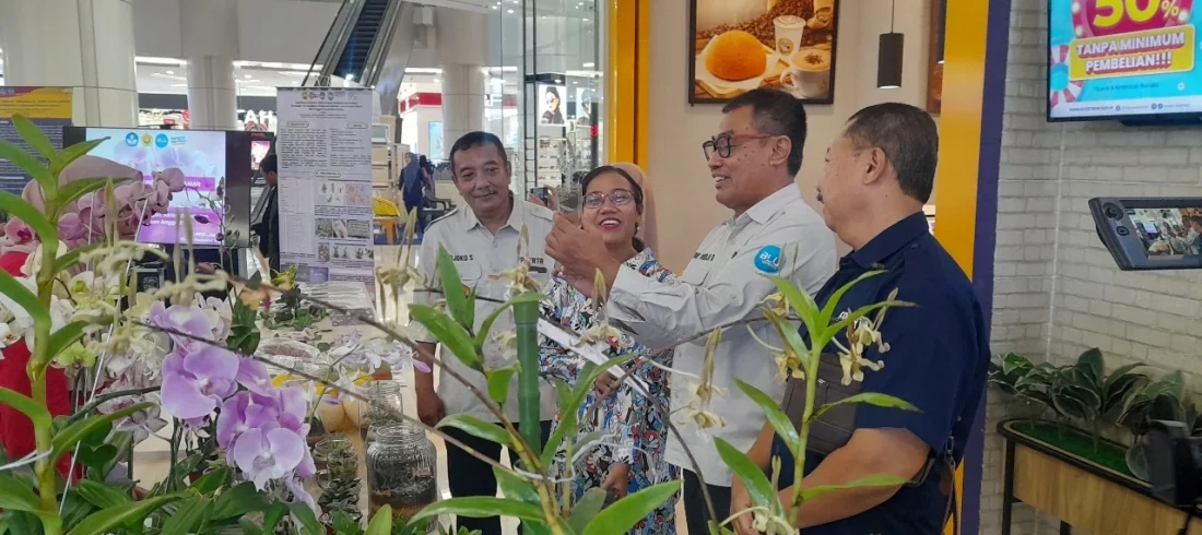 Prof. Dr. Ir. Soetriono, MP. Dekan Fakultas Petanian Universitas Jember, Bersama Marlina Elisabet, Manager Komunikasi Lippo Plaza Jember meninjau gelar produk inovasi pertanian.
