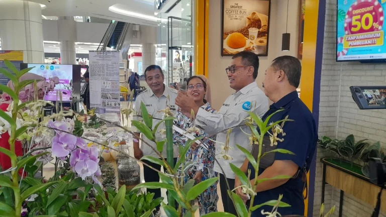 Prof. Dr. Ir. Soetriono, MP. Dekan Fakultas Petanian Universitas Jember, Bersama Marlina Elisabet, Manager Komunikasi Lippo Plaza Jember meninjau gelar produk inovasi pertanian.