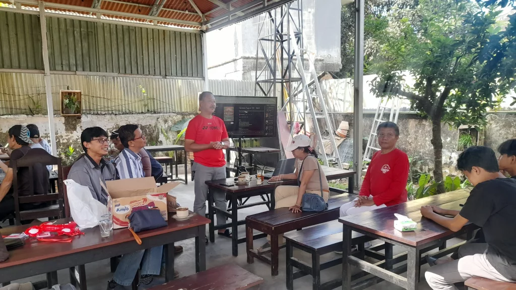 Ketua RW 17 Kelurahan Sumbersari, Prof. Soetriono, yang merupakan Guru Besar Universitas Jember, kala memberikan arahan kepada peserta lomba dan panitia lomba AI.