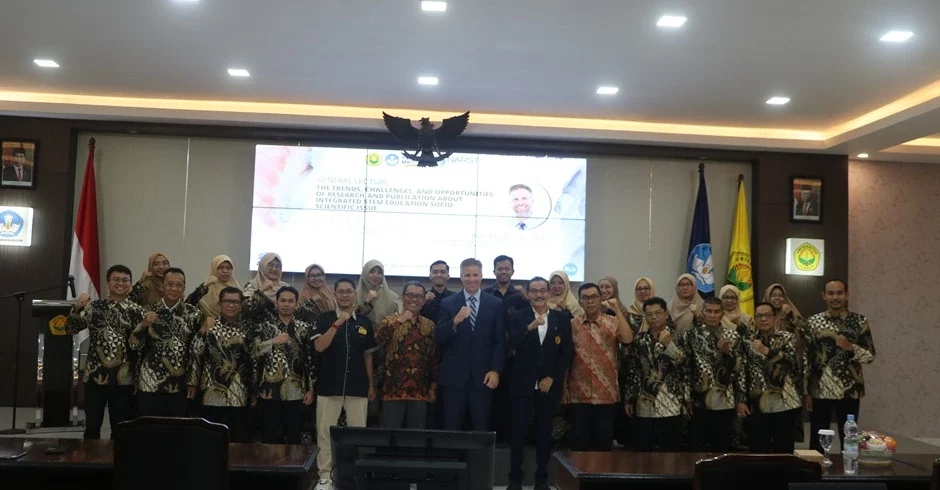 FKIP UNEJ Datangkan Profesor dari University of North Carolina: Bahas Tren Socio Scientific Issues