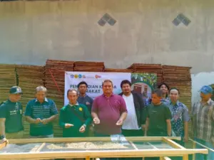 Tim Pengabdian UNEJ dan UNARS Serahkan Mesin Pulper Kopi untuk Petani Situbondo