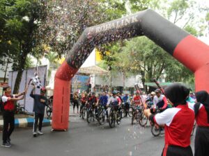 Semarakkan Dies Natalis ke-61, Ribuan Peserta Ramaikan FUNBIKE UNEJ – “Ring The Bell 2025”