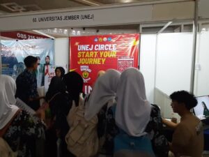 Ikuti Pameran Pendidikan MGBK, UNEJ Berikan Konsultasi ke Siswa