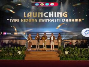 Rektor Luncurkan Tari Khas UNEJ dan Berikan Penghargaan Alumni Inspiratif dalam Malam Puncak Dies Natalis Ke-61