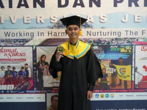 Tak Cuma Jago Kandang, Lulusan Terbaik UNEJ Ini Raih Sertifikasi Data Scientist di Sela Kuliah