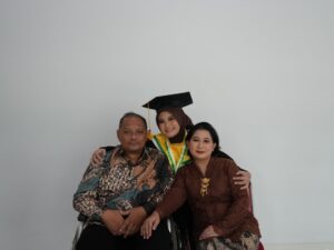 Wisuda Periode VIII UNEJ: Kisah Nadiya, Calon Dokter Gigi yang Melawan Keterbatasan Ekonomi Demi Wujudkan Mimpi Orang Tua